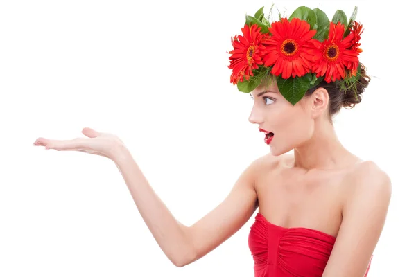 Fantastisk blomma kvinna presenterar — Stockfoto
