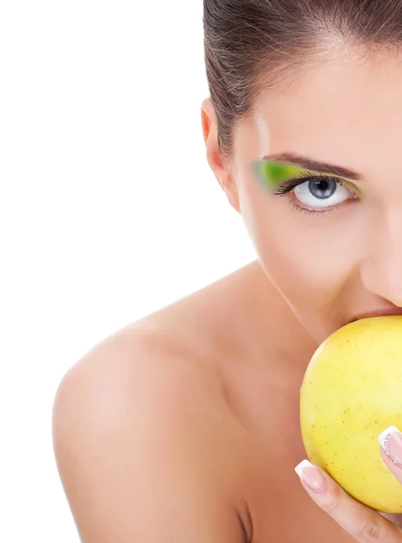 Bela mulher comendo uma maçã — Fotografia de Stock