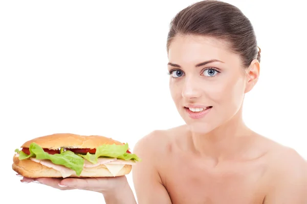 Женщина держит свежий вкусный сэндвич — стоковое фото