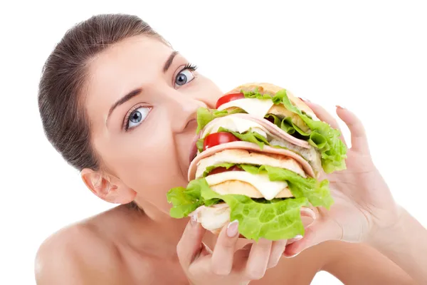 Jonge vrouw eten fastfood — Stockfoto