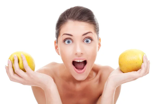 Mujer sorprendida sosteniendo dos manzanas —  Fotos de Stock