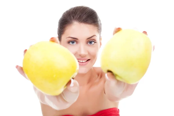 Kvinna erbjuder äpplen — Stockfoto