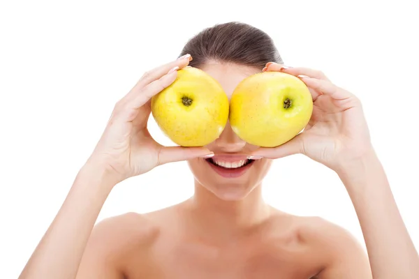 Mujer sosteniendo manzanas sobre sus ojos —  Fotos de Stock