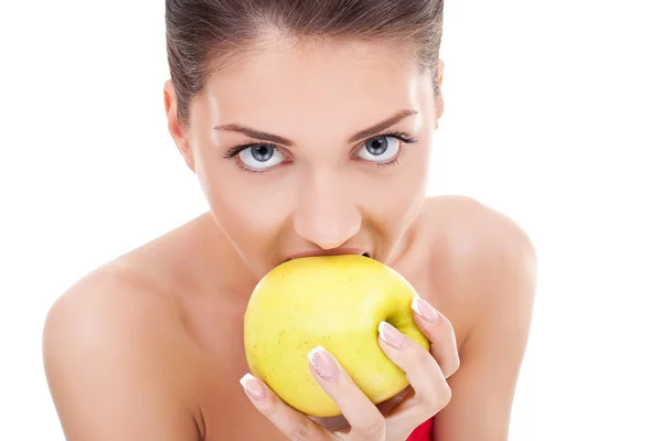 Женщина собирается укусить яблоко — стоковое фото
