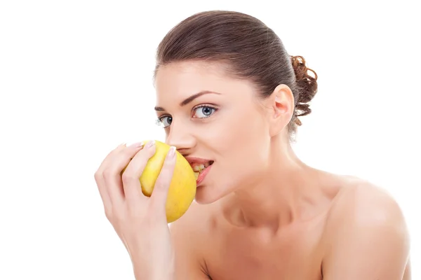 Vrolijke jonge dame eten van een appel — Stockfoto