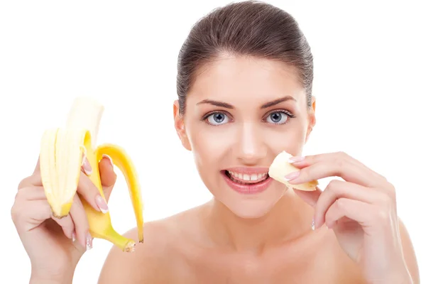 Vrouw eten van banaan en glimlachen — Stockfoto