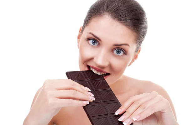 Femme, barre de chocolat mordant — Photo