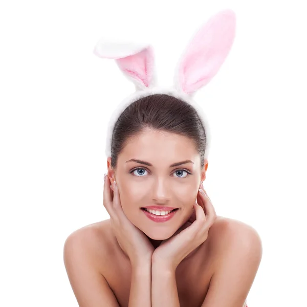 Mulher vestindo orelhas de coelho bonito — Fotografia de Stock