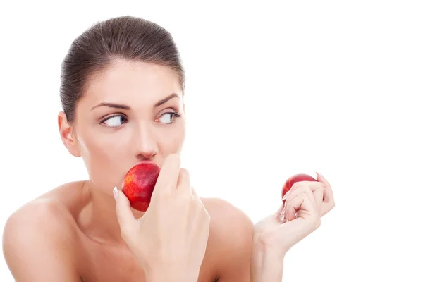Kvinna äta persikor — Stockfoto