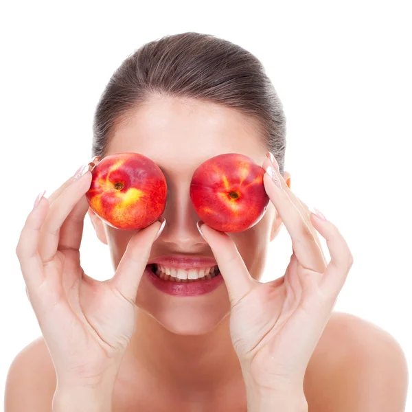 Vrouw met rode perziken — Stockfoto