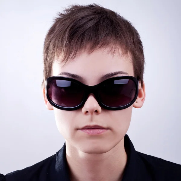 Kvinna ansikte i mörka solglasögon — Stockfoto