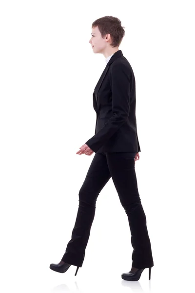 Giovane donna d'affari sta camminando — Foto Stock