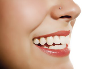 kadının ağzına gülümseyen gösteren diş