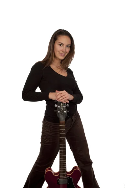 Mulher segurando guitarra elétrica vermelha — Fotografia de Stock