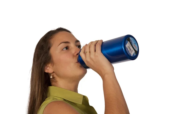Donna che beve in bottiglia d'acqua blu — Foto Stock