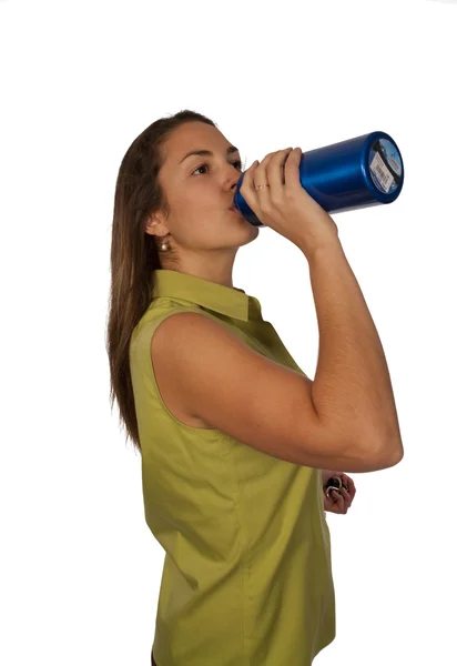 Vrouw drinken in blauwe fles water — Stockfoto