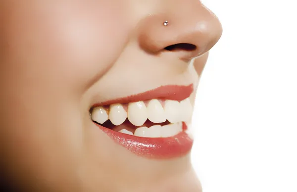 Mujer boca sonriente mostrando diente — Foto de Stock