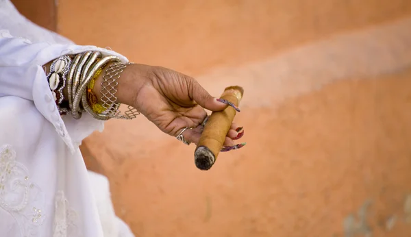 Рука жінки тримає сигару Стокове Фото