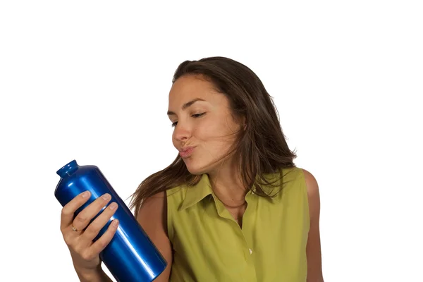 Mujer sosteniendo una botella de agua azul Imagen de archivo