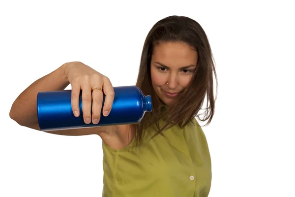 Жінка тримає блакитну пляшку води Ліцензійні Стокові Фото