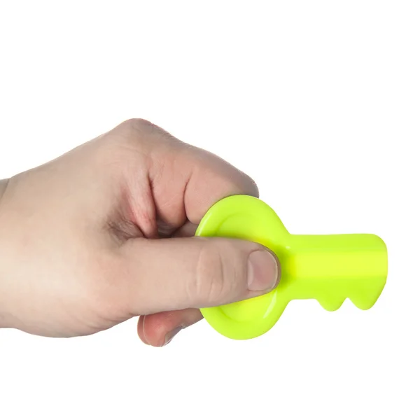 A mão está segurando a chave do brinquedo — Fotografia de Stock
