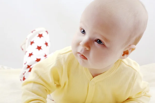 Bebé recién nacido está tratando de gatear —  Fotos de Stock