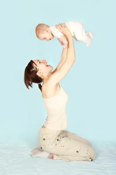 Jeune mère joue avec sa petite fille — Photo