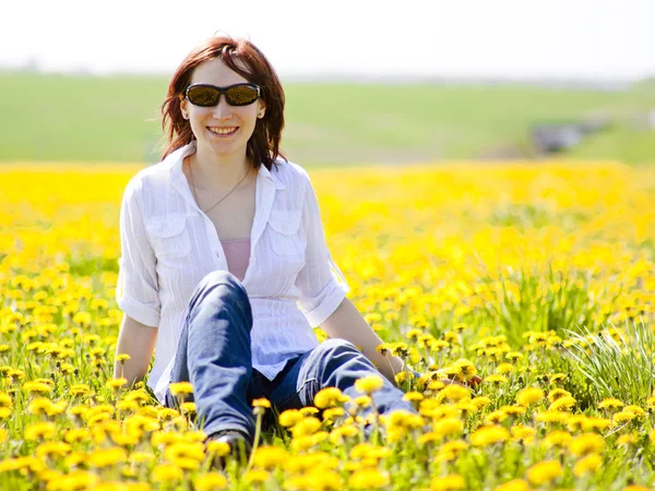 La mujer está sentada en un hermoso prado — Foto de Stock