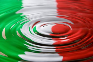 dalgaların karşı bir İtalyan bayrağı