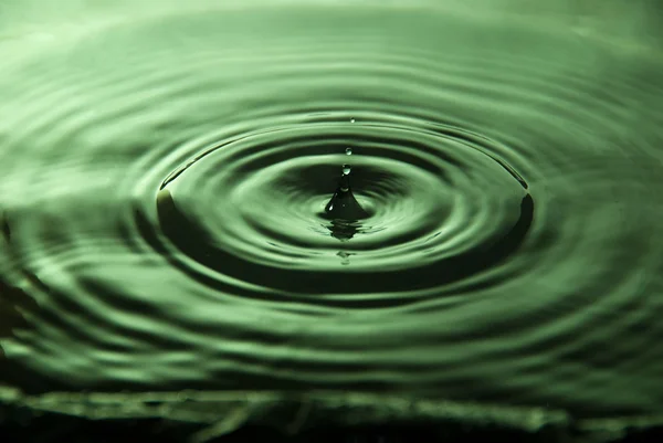 Water droplet op groen — Stockfoto