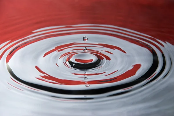 Water droplet tegen een Indonesische vlag — Stockfoto