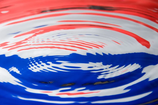 Gouttelette d'eau contre un drapeau néerlandais — Photo