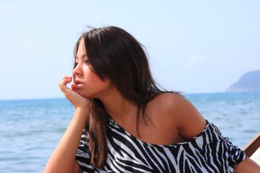 Asya model sahilde poz