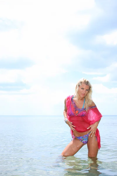 Jovem bela mulher posando na praia — Fotografia de Stock