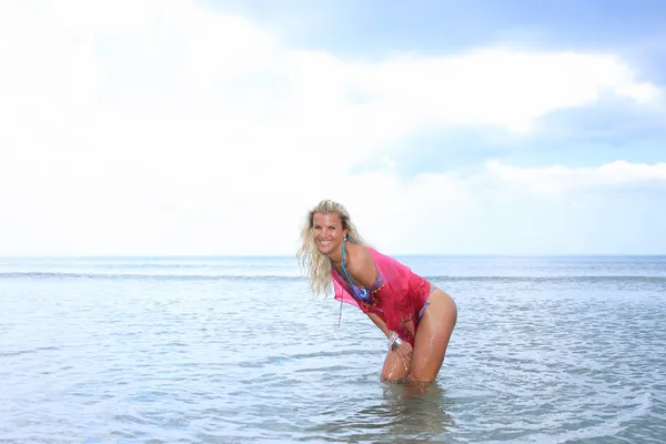 Молода красива жінка позує на пляжі — стокове фото