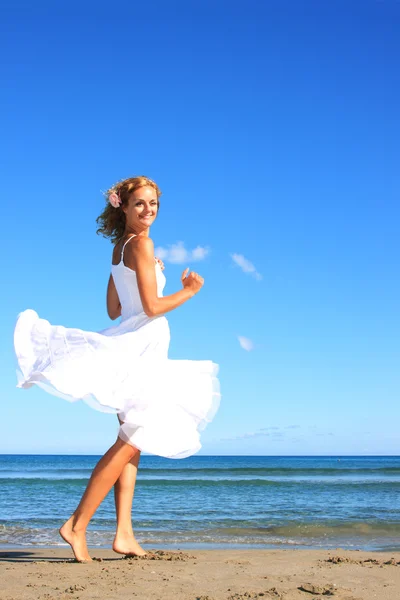 Femme relaxante sur la plage — Photo