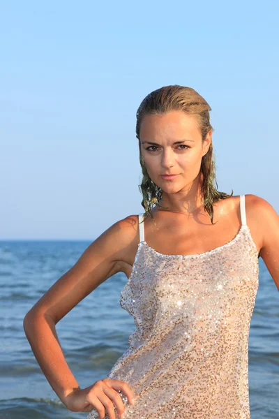 Jeune belle femme posant sur la plage — Photo
