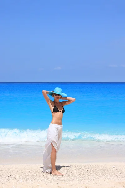 Vrouw ontspannen aan het strand — Stockfoto