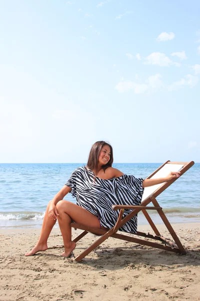 Asiatico modella posa su spiaggia — Foto Stock