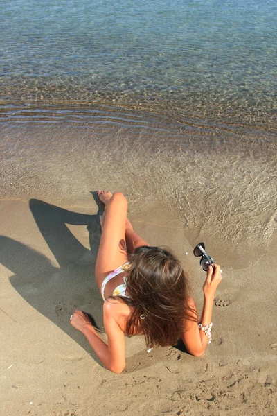 Młoda piękna kobieta pozowanie na plaży — Zdjęcie stockowe