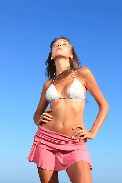 Giovane bella donna in posa sulla spiaggia — Foto Stock