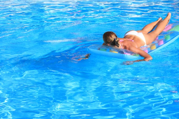 Jovem na piscina — Fotografia de Stock