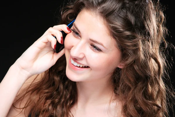 Beszél a telefonon csillogás nő portréja — Stock Fotó