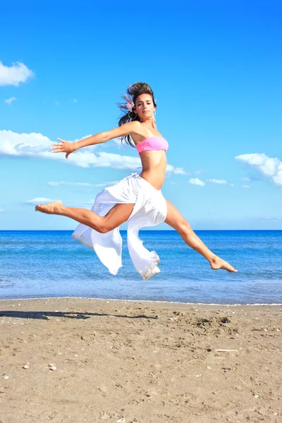 Mujer feliz con sarong blanco —  Fotos de Stock