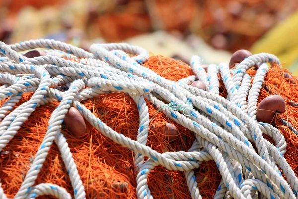 Pilar amarelo e laranja rede de pesca — Fotografia de Stock