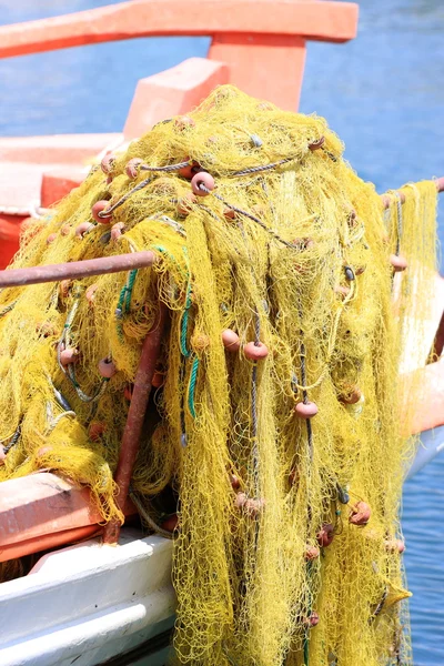 Купа жовта рибальська сітка — стокове фото