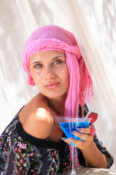 Fiatal nő pihentető lounge beach bárban — Stock Fotó