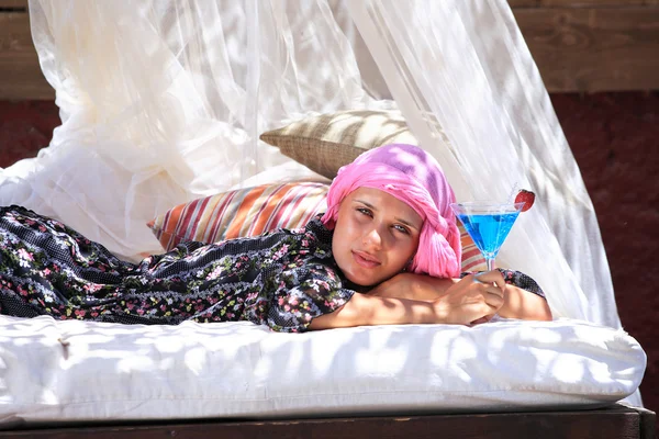 Junge Frau entspannt sich an der Lounge-Strandbar — Stockfoto