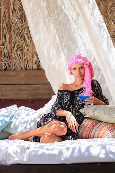 Νεαρή γυναίκα χαλαρωτικό στο lounge beach bar — Φωτογραφία Αρχείου