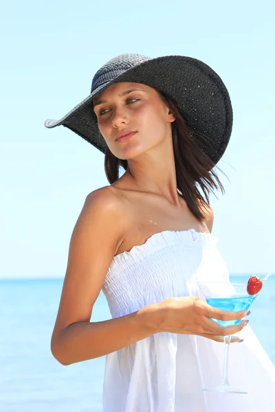 年轻的女子在海滩与鸡尾酒 — 图库照片